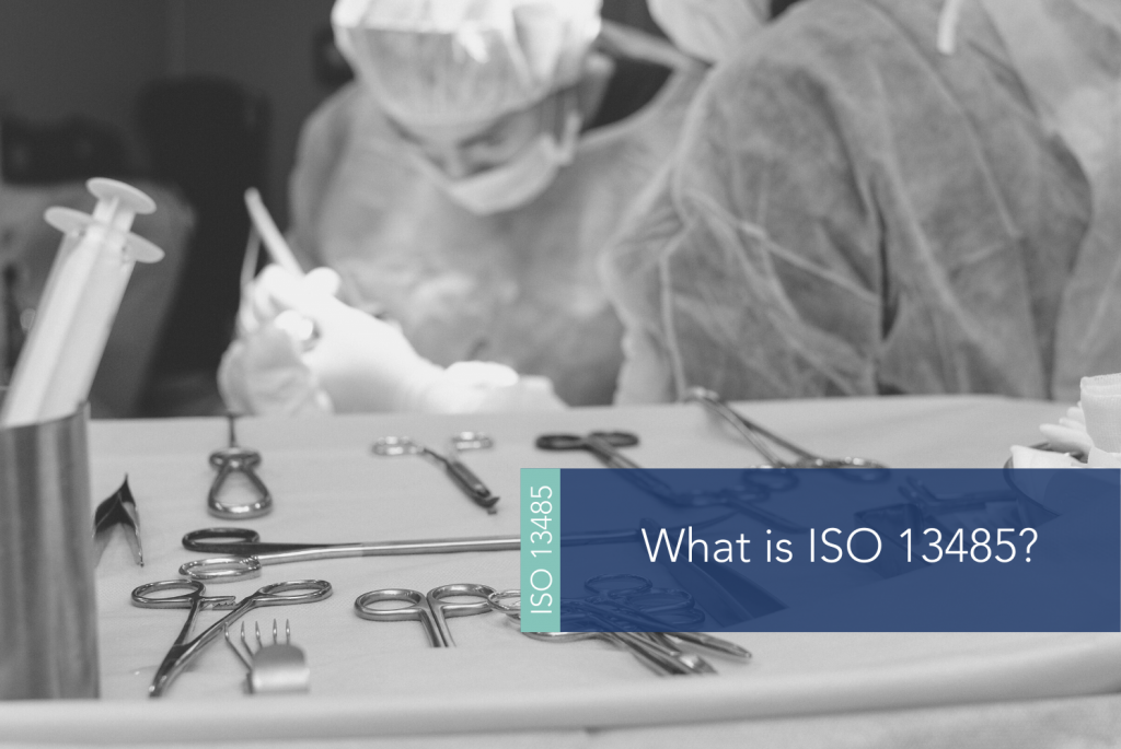 What is ISO 13485 MAIN Nahaufnahme von medizinischen Geräten mit medizinischem Fachpersonal, das im Hintergrund arbeitet