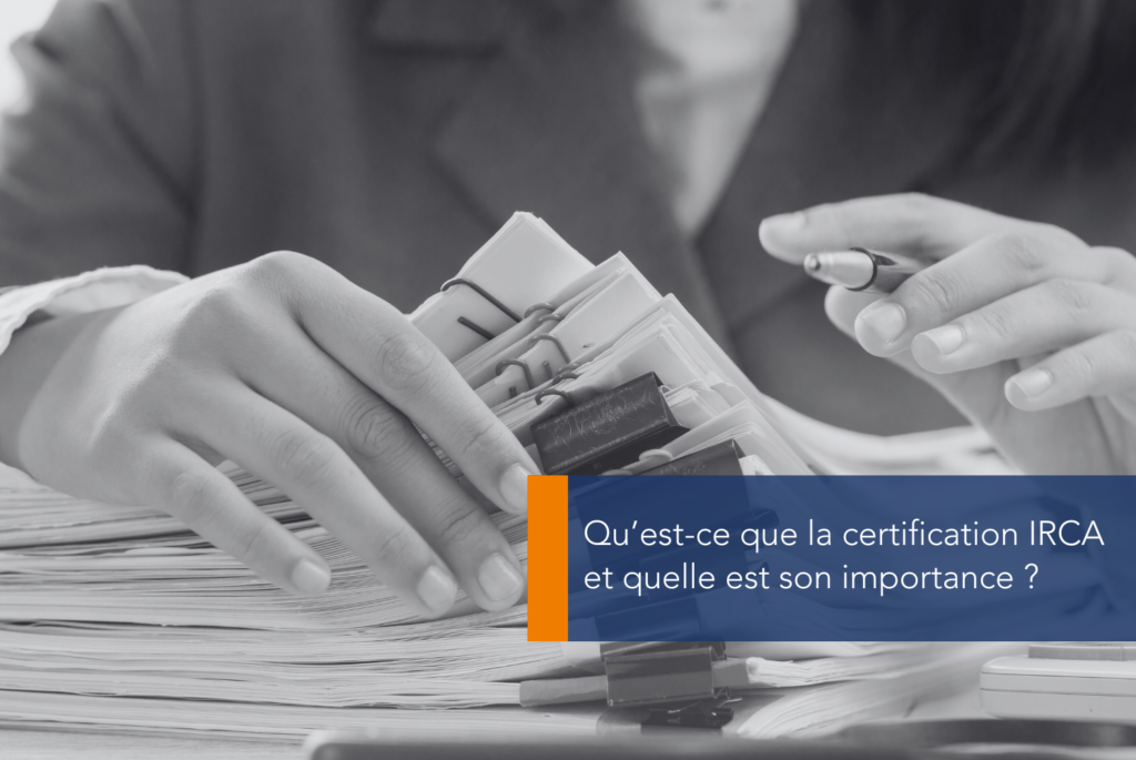 FR IRCA Blog MAIN Une personne tenant un stylo sur une pile d’argent