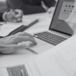 Une personne utilisant un ordinateur