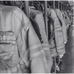 Un groupe de vestes sur un rack