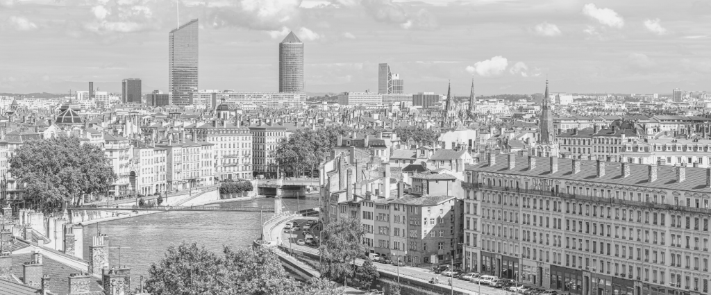 Un paysage urbain avec une rivière et une haute tour