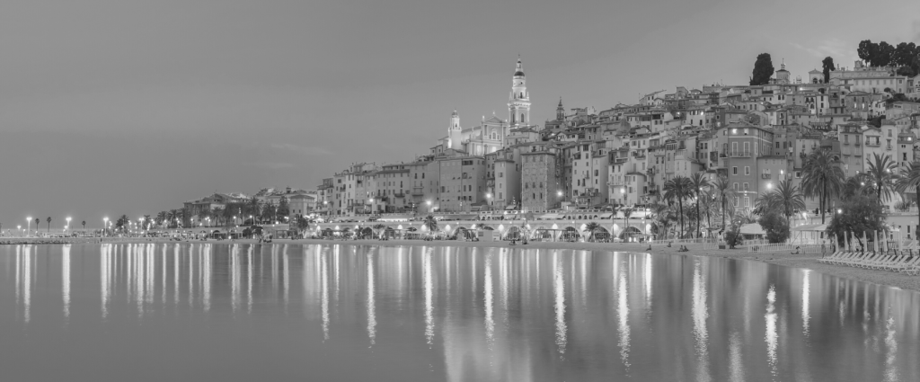 Une ville avec des lumières se reflétant sur l'eau