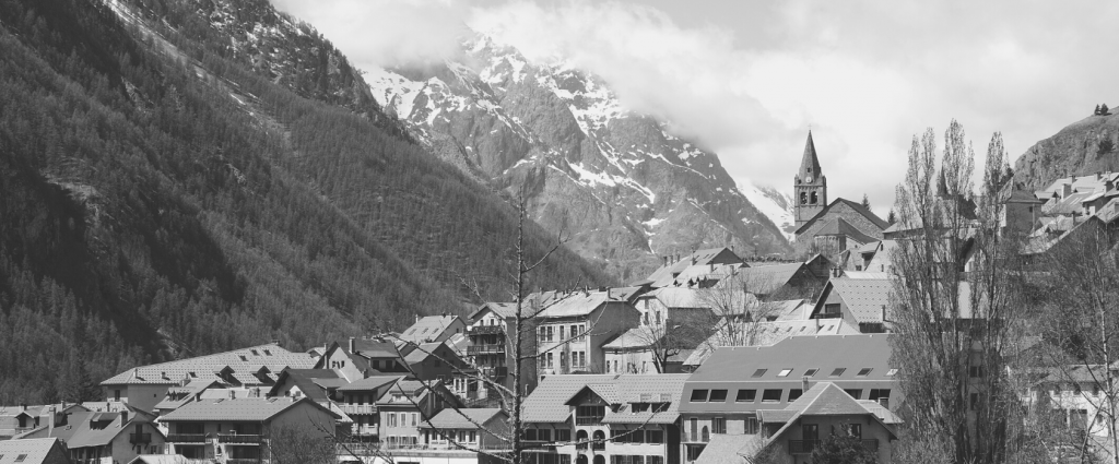 Un groupe de maisons sur une colline