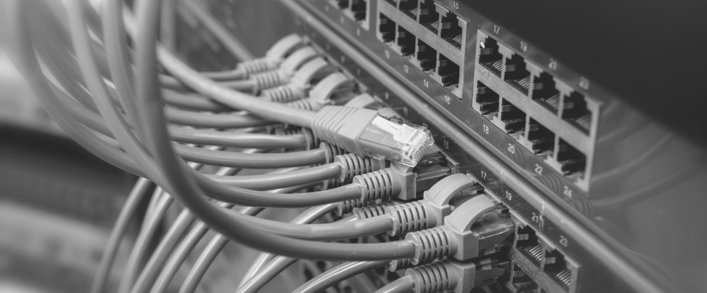 ISO 20000 Header B&W 幾條線連接到交換機的特寫。
